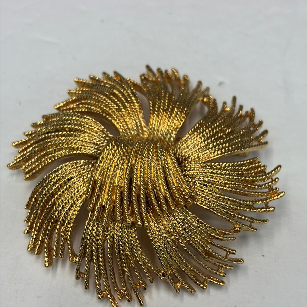 💜Elegant Gold Monet Brooch